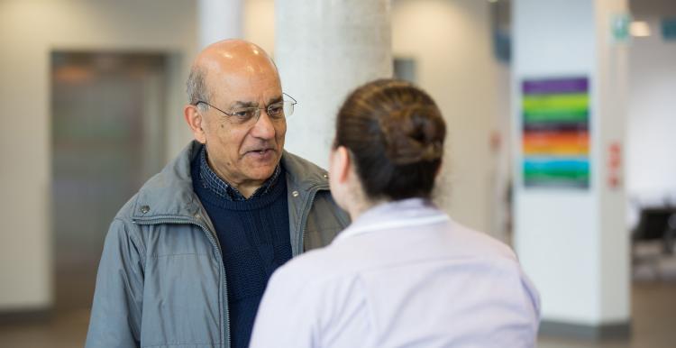 man talking to nurse