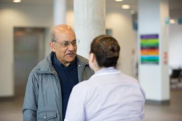 man talking to nurse